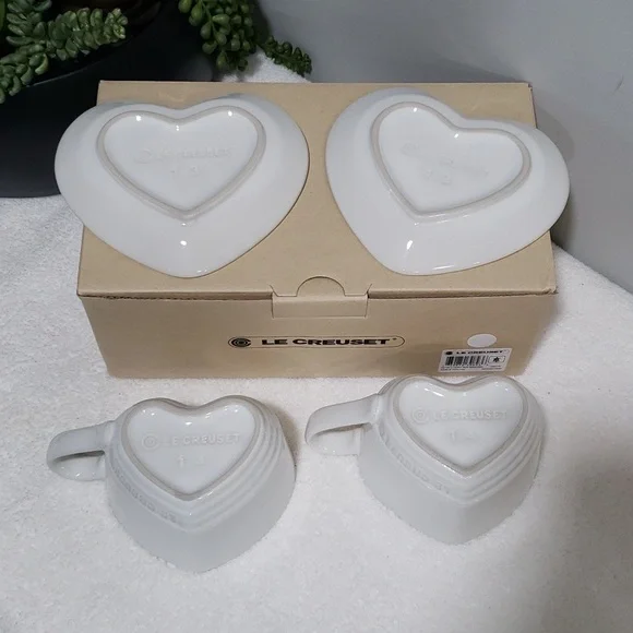 Set of 2 White Heart Mugs & Saucers  Plus Matching Salt & Pepper Le Creuset NEW - Picture 3 of 8